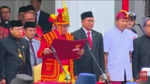 Menteri-Yasonna H. Laoly-Menakan-Baju-Adat-Nias